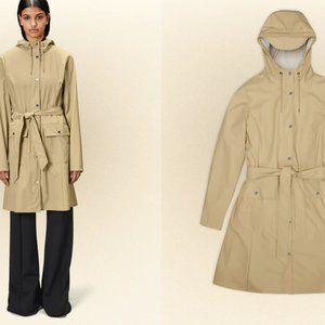 RAINS Curve W Jacket in Sand